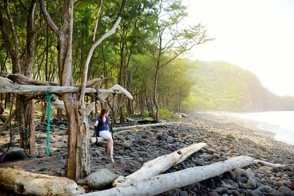 Jovem Relaxante Balanço Artesanal Praia Rochosa Pololu Valley Big Island — Fotografia de Stock