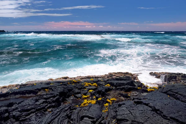美国夏威夷大岛南海岸崎岖的岩石海岸 — 图库照片