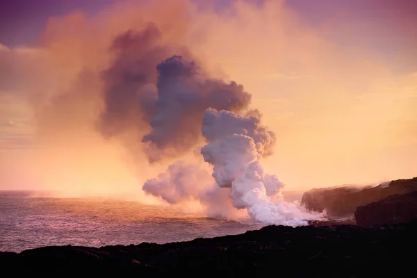 Lava Vertiéndose Océano Creando Una Enorme Columna Venenosa Humo Volcán — Foto de Stock