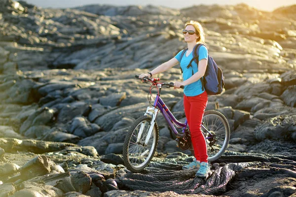 Jovem Turista Ciclismo Campo Lava Havaí — Fotografia de Stock