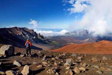 Turist Haleakala volkanın kraterinde sürgülü Sands iz, Maui, Hawaii, ABD hiking