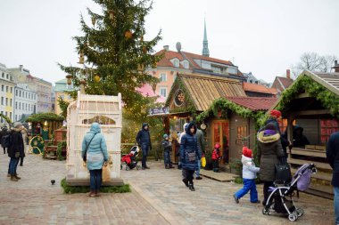 Riga, Letonya - 17 Aralık 2018: Riga 'nın en otantik pazarından yararlanan insanlar düzinelerce el işi ve gıda tezgahının yanı sıra dev bir Noel ağacı sunacaklar.
