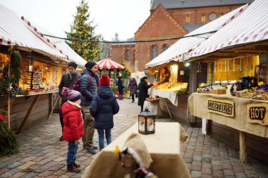 Riga, Letonya - 17 Aralık 2018: Riga 'nın en otantik pazarından yararlanan insanlar düzinelerce el işi ve gıda tezgahının yanı sıra dev bir Noel ağacı sunacaklar.
