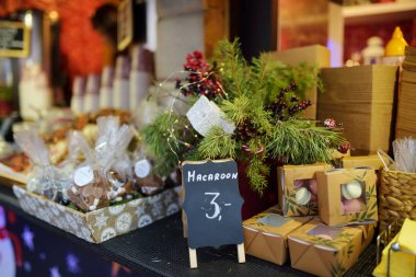 Riga, Letonya 'daki Noel fuarında çeşitli zencefilli kurabiyeler, şekerler ve şekerler satıldı.