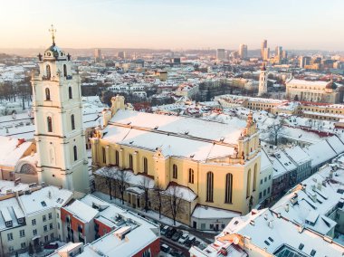 Güzel Vilnius şehri kışın karla kaplı evler, hışırtılar ve caddelerle doludur. Hava akşam görüntüsü.