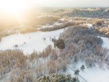 Çam ormanlarının karla kaplı güzel hava manzarası. Rime buzu ve ağaçları kaplayan buz kütleleri. Vilnius, Litvanya 'da manzara.