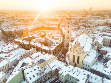 Güzel Vilnius şehri kışın karla kaplı evler, hışırtılar ve caddelerle doludur. Hava akşam görüntüsü.