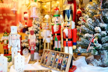 Litvanya, Vilnius 'taki Noel pazarında satılan Noel fındıkkıranı. Çeşitli Xmas oyuncaklarıyla süslenmiş ve aydınlatılmış alışveriş stantları.