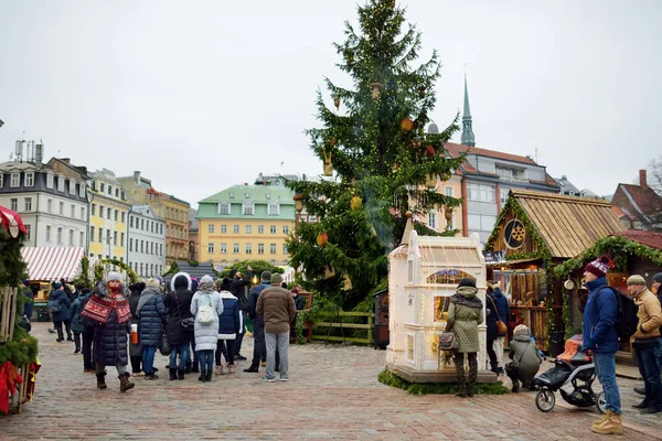 RIGA, LETTONIA - 17 DICEMBRE 2018: Le persone che si godono il mercato più autentico di Riga e offriranno decine di bancarelle di artigianato e cibo, oltre a un albero di Natale gigante . — Foto Stock