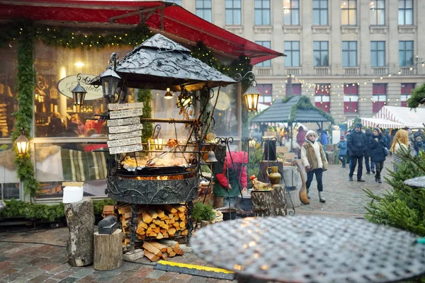 RIGA, LATVIA - 17 DE DICIEMBRE DE 2018: La gente disfrutará del mercado más auténtico de Riga y ofrecerá docenas de puestos de artesanía y comida, así como un árbol de Navidad gigante . — Foto de Stock