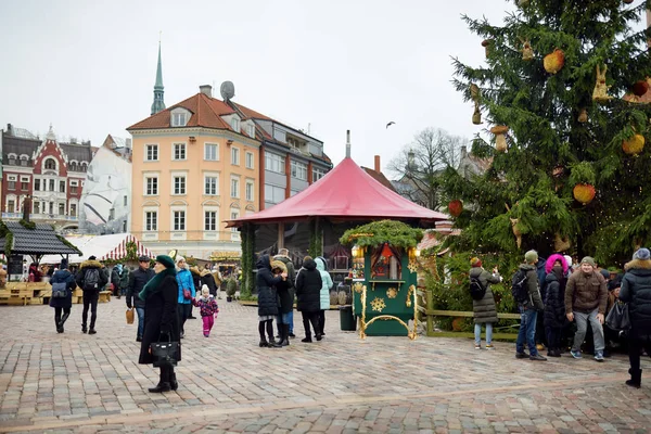 RIGA, LETTONIE - 17 DÉCEMBRE 2018 : Les gens profitent du marché le plus authentique de Riga et offriront des dizaines d'artisanat et de stands de nourriture, ainsi qu'un arbre de Noël géant . — Photo