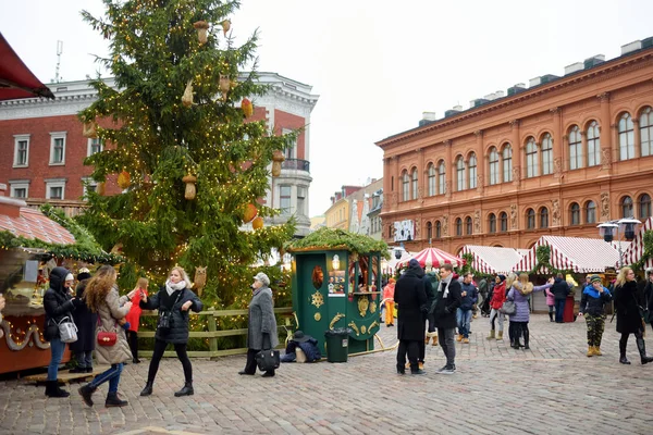 RIGA, LETTONIA - 17 DICEMBRE 2018: Le persone che si godono il mercato più autentico di Riga e offriranno decine di bancarelle di artigianato e cibo, oltre a un albero di Natale gigante . — Foto Stock