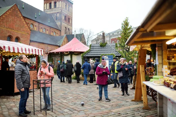Riga, Lotyšsko - 17. prosince 2018: Lidé si užívají nejautentičtější trh v Rize a nabídne desítky řemesel a stánků s jídlem, stejně jako obří vánoční stromeček. — Stock fotografie