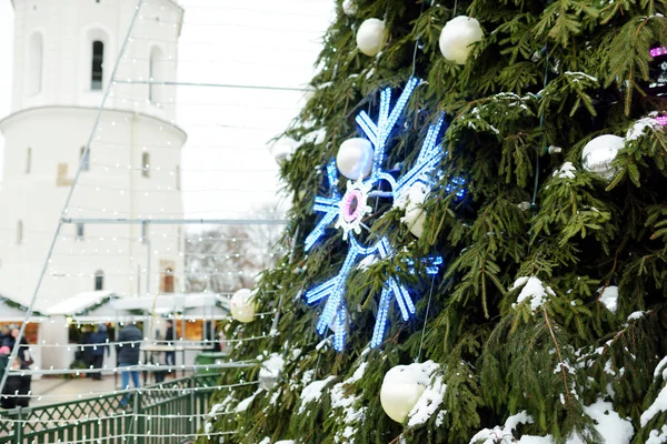 Hermoso detalle de un árbol de Navidad decorado en la Plaza de la Catedral de Vilna — Foto de Stock