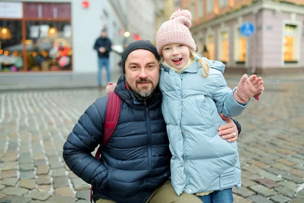 Le jeune père et sa fille s'amusent le jour de l'hiver à Riga, Lettonie — Photo