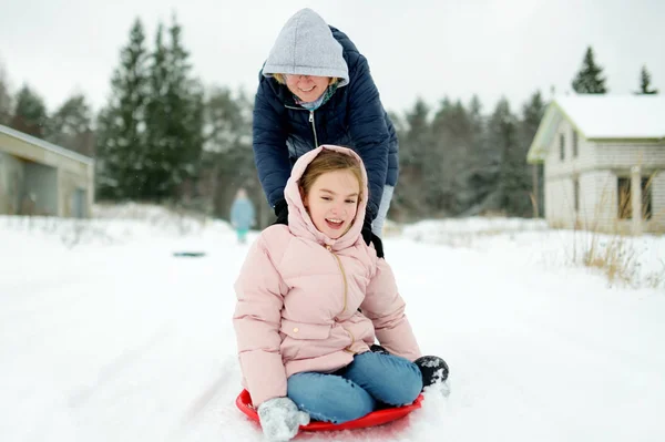 Rolig Liten Flicka Kul Med Släde Vacker Vinter Park Söta — Stockfoto