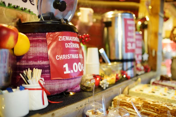 Surtido de bebidas, galletas de pan de ginebra, dulces y dulces vendidos en la feria de Navidad en Riga, Letonia — Foto de Stock