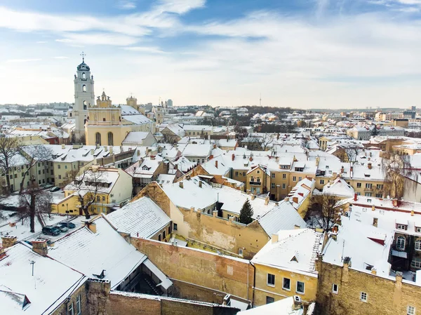 Красивая панорама Вильнюса зимой с заснеженными домами, chruches и улицами. Вид с воздуха . — стоковое фото