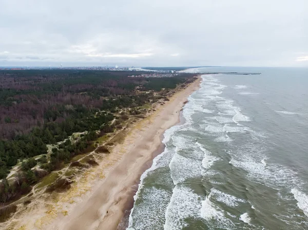 Vista aérea de la línea costera del Mar Báltico cerca de la ciudad de Klaipeda, Lituania. Hermosa costa del mar en frío día de invierno . —  Fotos de Stock