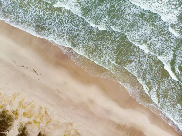 Vista aérea de la línea costera del Mar Báltico cerca de la ciudad de Klaipeda, Lituania. Hermosa costa del mar en frío día de invierno . — Foto de Stock