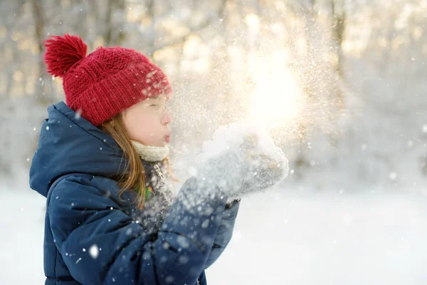 Adorável jovem garota se divertindo no belo parque de inverno. Criança bonita brincando em uma neve. Atividades de inverno para a família com crianças . — Fotografia de Stock