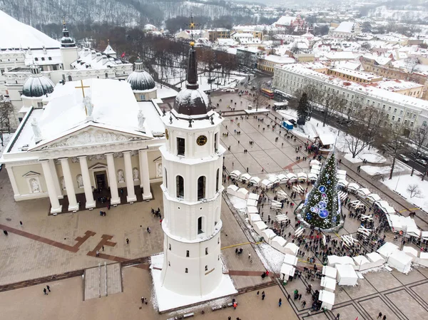 Luftaufnahme des geschmückten Weihnachtsbaums auf dem Domplatz von Vilnius, Litauen — Stockfoto