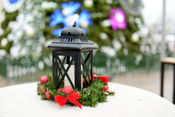 Lanterna como decoração de uma mesa de madeira no mercado de Natal em Vilnius, Lituânia . — Fotografia de Stock