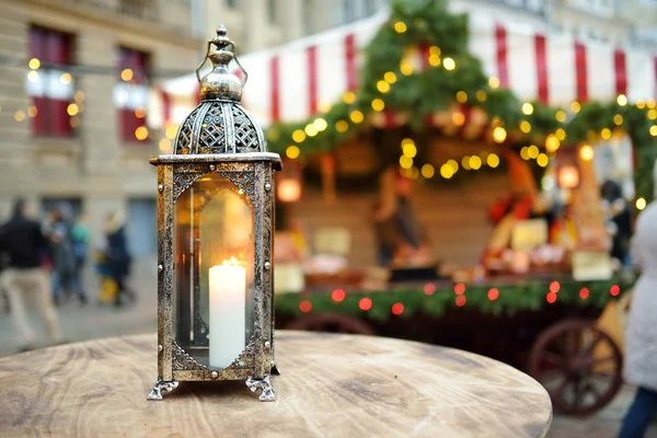 Linterna como decoración de una mesa de madera en el mercado navideño de Vilna, Lituania . — Foto de Stock