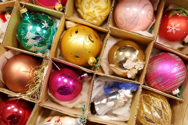 Variété de boules de Noël colorées dans une boîte. Découper le sapin de Noël . — Photo