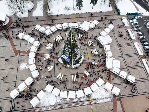 Veduta aerea dell'albero di Natale decorato sulla Piazza della Cattedrale di Vilnius, Lituania — Foto Stock
