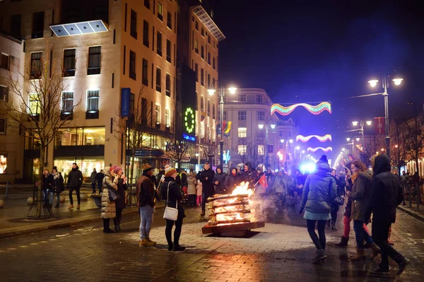 VILNIUS, LITHUANIA - FEBRUARY 16, 2018: Hundreds of people attending the celebration of Restoration of the State Day in Vilnius. Bonfires are lit on Gediminas avenue on the night on February 16. — Stock Photo, Image