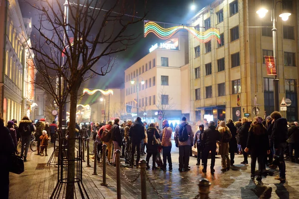 VILNIO, LITUANIA - 16 FEBBRAIO 2018: Centinaia di persone partecipano alla celebrazione della Restaurazione della Festa dello Stato a Vilnius. I falò vengono accesi sul viale Gediminas la notte del 16 febbraio . — Foto Stock