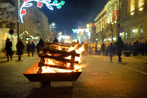 I falò vengono accesi sul viale Gediminas la notte del 16 febbraio a Vilnius, in Lituania. Persone che partecipano alla celebrazione della Restaurazione della Festa dello Stato. — Foto Stock