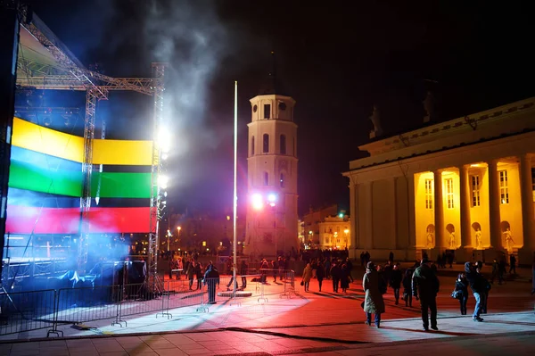Вільнюс, Литва - 16 лютого 2018: Сотні людей, що були присутні на святкуванні Дня відновлення Держави у Вільнюсі. Вночі 16 лютого вогнища запалюються на алеї Гедимінас.. — стокове фото