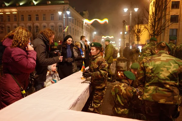 Вільнюс, Литва - 16 лютого 2018: Сотні людей, що були присутні на святкуванні Дня відновлення Держави у Вільнюсі. Вночі 16 лютого вогнища запалюються на алеї Гедимінас.. — стокове фото