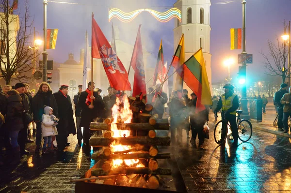 VILNIUS, LITUANIE - 16 FÉVRIER 2018 : Des centaines de personnes assistent à la célébration de la Journée de la restauration de l'État à Vilnius. Des feux de joie sont allumés sur l'avenue Gediminas dans la nuit du 16 février . — Photo