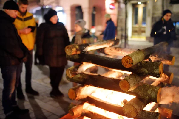 VILNIO, LITUANIA - 16 FEBBRAIO 2018: Centinaia di persone partecipano alla celebrazione della Restaurazione della Festa dello Stato a Vilnius. I falò vengono accesi sul viale Gediminas la notte del 16 febbraio . — Foto Stock