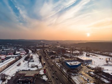 Kışın güzel sisli Vilnius şehri manzarası. Litvanya 'nın Vilnius kentindeki kış manzarası.