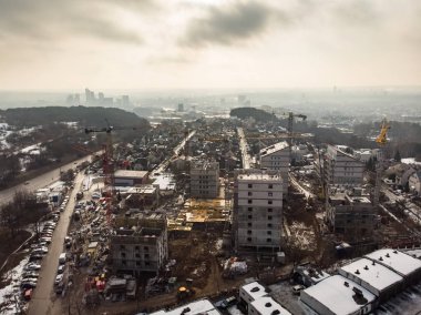 Litvanya, Vilnius 'taki inşaat alanının havadan görüntüsü. Yeni apartman inşaatı devam ediyor.
