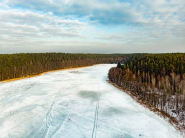 Balzis Gölü 'nün buzdan manzarası çok güzeldir. Küçük bir gölü çevreleyen karlı çam ormanları. Rime buzu ve ağaçları kaplayan buz kütleleri. Vilnius, Litvanya yakınlarındaki manzaralı kış manzarası.