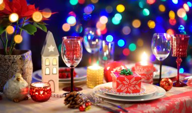 Noel partisi ya da yeni yıl kutlama evde güzel tablo ayarı. Rahat oda bir şömine ve Noel ağacı bir arka plan ile. Xmas zaman aile ve arkadaşlar ile.