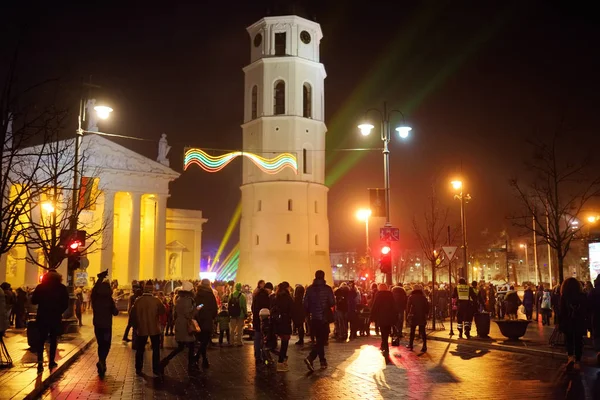 VILNIUS, LITHUANIA - FEBRUARY 16, 2018: Hundreds of people attending the celebration of Restoration of the State Day in Vilnius. Bonfires are lit on Gediminas avenue on the night on February 16. — Stock Photo, Image