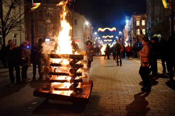 VILNIUS, LITHUANIA - FEBRUARY 16, 2018: Hundreds of people attending the celebration of Restoration of the State Day in Vilnius. Bonfires are lit on Gediminas avenue on the night on February 16. — Stock Photo, Image