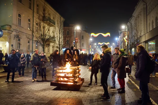 VILNIO, LITUANIA - 16 FEBBRAIO 2018: Centinaia di persone partecipano alla celebrazione della Restaurazione della Festa dello Stato a Vilnius. I falò vengono accesi sul viale Gediminas la notte del 16 febbraio . — Foto Stock