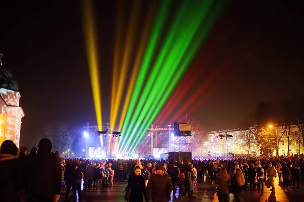 VILNIUS, LITHUANIA - FEBRUARY 16, 2018: Hundreds of people attending the celebration of Restoration of the State Day in Vilnius. Bonfires are lit on Gediminas avenue on the night on February 16. — Stock Photo, Image