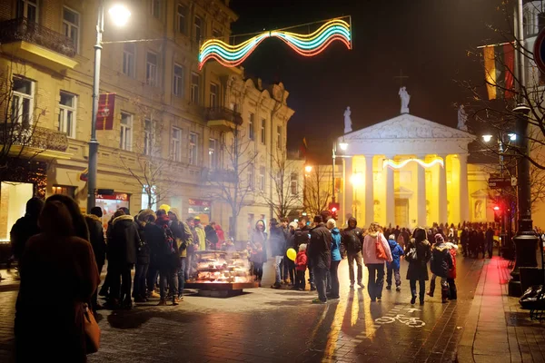VILNIUS, LITUÂNIA - FEVEREIRO 16, 2018: Centenas de pessoas comparecendo à celebração da Restauração do Dia do Estado em Vilnius. As fogueiras são acesas na avenida Gediminas na noite de 16 de fevereiro . — Fotografia de Stock