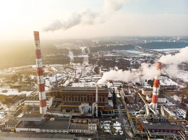 Вид с воздуха на теплоэлектростанцию и теплоэлектростанцию. Комбинированная электростанция для городского централизованного теплоснабжения и выработки электроэнергии. Промышленная зона сверху, Вильнюс, Литва . — стоковое фото