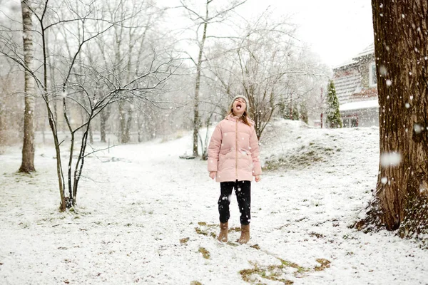 Garota Adorável Divertindo Belo Parque Inverno Durante Queda Neve Criança — Fotografia de Stock