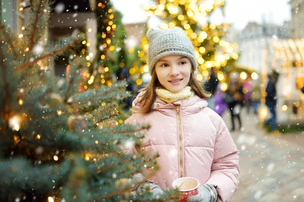 Menina Bonito Beber Chocolate Quente Feira Natal Tradicional Riga Letónia — Fotografia de Stock