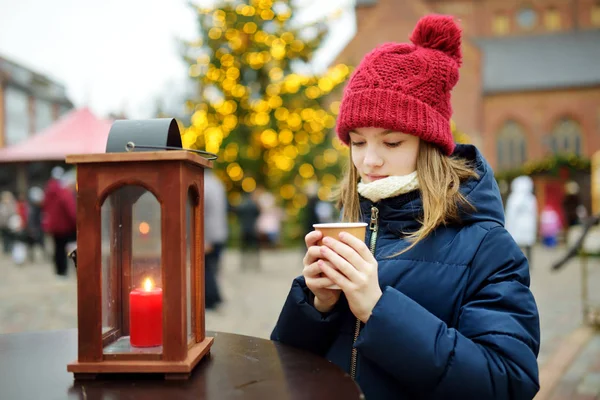 Menina Bonito Beber Chocolate Quente Feira Natal Tradicional Riga Letónia — Fotografia de Stock